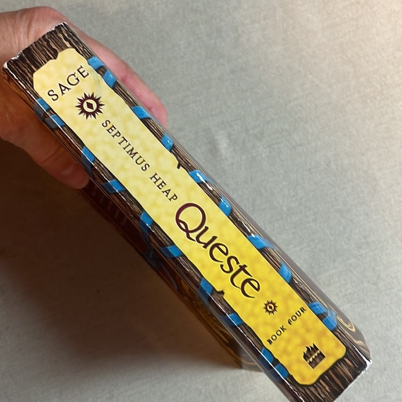 📚2/$6 Queste #4 in the Septimus Heap Series - Picture 3 of 12